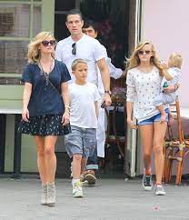 Jim toth was born in 1970 as james joseph toth. Reese Witherspoon Walked With Her Husband Jim Toth And Kids Deacon Reese Witherspoon Breaks From Filming With A Beachfront Family Lunch Popsugar Celebrity Photo 5