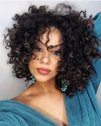 Quanto più la chioma è riccia tanto più è voluminosa e quindi si potrà tagliare meno rispetto che a un boccolo più allungato. Tagli Capelli Ricci Corti Tante Idee Per Tutte Le Chiome Trucchi Tv