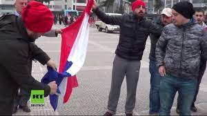 Türkei fahne umfangreicher test beliebteste türkei fahnen beste angebote sämtliche testsieger ᐅ.türkei fahne vergleich die hochwertigsten türkei fahnen verglichen! Turkische Protestler Verbrennen Versehentlich Franzosische Flagge Statt Niederlandischer Youtube