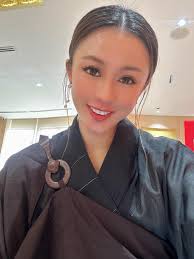 Ychwanegodd Carrie Lee ( 李诗琪) lun...