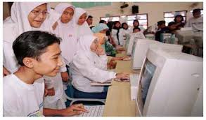 Penggunaan teknologi informasi yang tepat merupakan keterampilan yang sangat diperlukan pada saat ini. Pentingnya Ict Dalam Pembelajaran Ipa Dwiseptianingsih498
