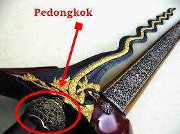 Taming sari (which means flower shield, beautiful shield or the main shield in malay and indonesian) is a famous kris in malay folklore. Kenapa Bilah Keris Bengkang Bengkok Sejarah Keris Melayu Yang Kita Tak Pernah Dengar Soscili