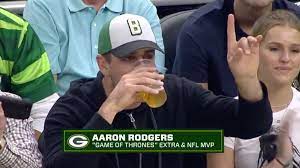 Aaron Rodgers Got Utterly Embarrassed By David Bakhtiari During A Beer Chugging Challenge At Bucks Game Cbssports Com