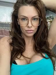 Leah Oleary's Instagram, Twitter & Facebook