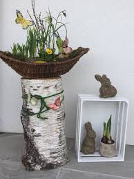 Dekoration Eingang Haus Mit Birkenstamm Fruhlingsblumen Und Heuhaschen Fruhlingsblumen Fruhling Blumen Dekoration