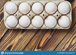Juego de mesa de 2 a 4 jugadoresdivertido juego en que se debe ayudar a la gallina giratoria a encontrar a los pollitos que tiene a su alrededorjuego ideal para divertirse en familia o con. Juego De Huevos De Gallina En Una Caja De Carta N Sobre Una Mesa RaÂºstica De Madera Espacio Para Texto Imagen De Archivo Imagen De Granja Tarjeta 159419883