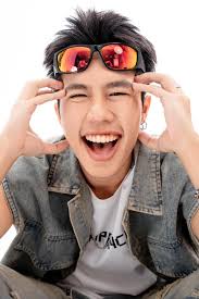 Long Vũ: 'Mọi người khen đẹp trai, tôi không dám nhận'