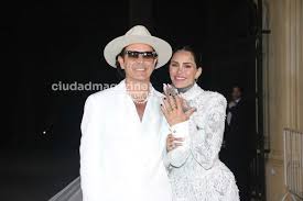 Vestido blanco, doble cola catedral y botas: las fotos del look de Cande  Tinelli en su boda