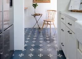 Pola warna keramik ini akan semakin menarik bila menggunakan furnitur senada, apalagi sekiranya ditambah dengan unsur vintage lucu dan unik. 17 Desain Keramik Lantai Dapur Saatnya Memilih Keramik Yang Cantik Rumah123 Com