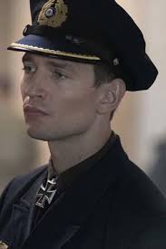 The series takes place in 1942, 9 months after the end of the film. Das Boot 1x01 New Paths Trakt Tv