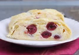 Veganer Quarkstrudel Mit Kirschen Und Blatterteig Dailyvegan Rezept Blatterteig Rezepte Suss Vegane Kuchenrezepte Vegan Backen
