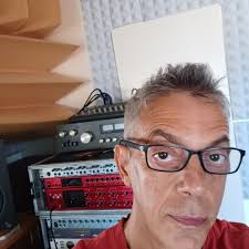 La mia sfida è sedermi mettere un brano e suonarlo alla prima(quello che  viene viene) un modo per allenare la mia concentrazione nell'eseguire  dall'inizio alla fine una parte di batteria! Questo è