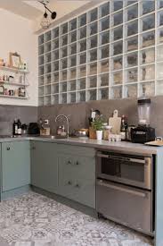 cuisine moderne verte pale ouverte avec un mur de paves de verre afin de deli cuisine moderne pave de verre interieur moderne de cuisine
