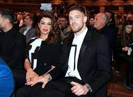 Την πιο ευτυχισμένη περίοδο της ζωής της βιώνει η ειρήνη παπαδοπούλου δίπλα στον αγαπημένο της αλέξανδρο πασχαλάκη. Eirhnh Papadopoyloy Ale3andros Pasxalakhs O Tragoydistria Proponei Ton Gkolkiper Toy Paok Pagenews Gr