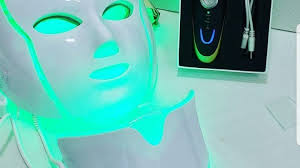 Lorena Cabrera presenta las máscaras Led faciales para obtener resultados  inmediatos