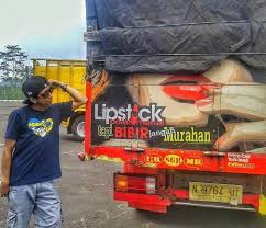 Check spelling or type a new query. Selalu Bikin Salah Fokus Ini 10 Coretan Di Belakang Truk Yang Jadi Hiburan Di Jalanan Rancah Post