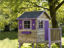 La Cabane En Bois Dans Le Jardin Les Enfants Adorent Cabane Bois Cabane Exterieur Enfant Maisonnette Bois Enfant