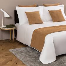 75% poliestere, 25% cotone in tinto filo. Luxury Suede Bed Runner Frette