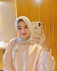Cewek berhijab cantik selfie di tempat wisata. Gaya Pramugari Berhijab Eden Aulia Dewi Manisnya Bikin Kamu Diabetes Okezone Lifestyle