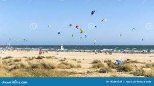 Spagna Huelva 12 Agosto 2020 Punta Umbria Beach. Folla Di Persone Che  Praticano Kitesurf Sulla Spiaggia Fotografia Editoriale - Immagine di  oceano, atlantico: 195361747