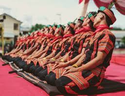 Tari saman (aceh ) tarian saman merupakan contoh tarian milik negara indonesia yang telah menarik perhatian masyarakat dunia. Tari Saman Dan Tari Ratoh Jaroe Serupa Namun Tak Sama