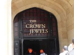 Diese bemerkenswerte sammlung beinhaltet einige der weltberühmten diamanten, aber auch herausragende schmuckstücke des britischen königshauses. Tower Of London Besuch Bei Den Kronjuwelen Der Queen