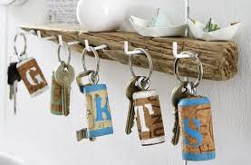 Comment Utiliser Des Bouchons De Liege Pour Creer Un Porte Clefs L Action De Deboucher Une Bouteille De V Bouchons De Liege Vin En Liege Art Diy Porte Cles