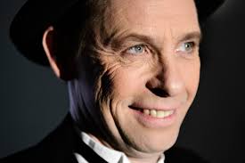 Gennem sin karriere har skuespiller og instruktør Thomas Mørk koblet satire  og tragik