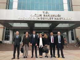 Buradan koçtaş tarafındaki otobüs durağından 98h ya da 78b numaralı otobüslerden birine binerek başakşehir devlet hastanesi durağında indiğinizde başakşehir devlet hastanesi'ne ulaşabilirsiniz. O Xrhsths Mhp Basaksehir Sto Twitter Cumhur Ittifaki Basaksehir Meclis Uyesi Adaylarimiz Kadin Kollari Baskanimiz 14 Mart Tip Bayrami Vesilesiyle Basaksehir Devlet Hastanesi Bashekim Yardimcisi Dr Cihangir Tayfur Ve Calisma Arkadaslarinin