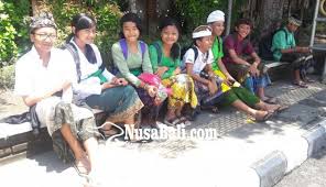 M kemudian melaporkan nuril ke polres mataram atas dugaan melanggar pasal 27 ayat (1) uu informasi dan. Nusabali Com Dosman Rancang Seragam Busana Adat Ke Sekolah