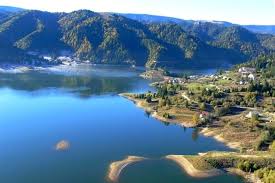 Lacul colibița are o suprafață de 270 ha, lungimea de 13 km și volumul apei acumulate de 65 mil m3, fiind situat la o altitudine de 900 m. Despre Colibita Romania Prezentare Imagini Informatii Turistice Si Detalii Despre Statiunea Colibita
