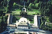 In dreapta biserica romano catolica, ridicata in sec. Palatul Brukenthal Avrig E68 Sibiu Brasov