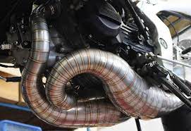 Two Stroke Exhaust Heaven My God That S Some Beautiful Fab From Sang Froid Riding Club Portlan Motorcycle Design Welding And Fabrication Motorcycle Exhaust