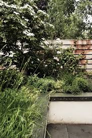 Before After A Modern Townhouse Garden In Brooklyn Gardenista Townhouse Garden Bluestone Patio Garden Retaining Wall