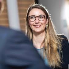 Sie finden das engagement ihrer bankfiliale für die menschen und die region gut und empfehlen sie gern bei. Carina Konigsfeld Stellvertretende Bereichsleiterin Kirche Nord West Und Kirche West Bank Fur Kirche Und Diakonie Eg Kd Bank Xing