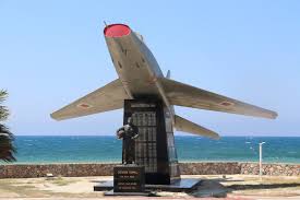 Cengiz topel, paraşütle atladıktan sonra lefke, gaziveren, elye ve çamlıköy türk yerleşim birimleri arasında bulunan peristeronori rum köyünün yakınından geçen bir asfalt yola inmiştir. Cengiz Topel In Hatiralari Anitinda Yasatiliyor