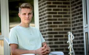 Latest on real madrid midfielder martin ødegaard including news, stats, videos, highlights and more on espn. La Tranquila Vida De Odegaard En San Sebastian Real Sociedad