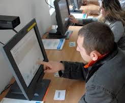 Situaţia a devenit critică la nivelul serviciului public comunitar regim permise de conducere şi înmatriculare a vehiculelor, unde absolvenţii şcolilor de şoferi trebuie să aştepte luni de zile pentru a susţine proba practică a examenului auto. ProgramÄri Online Pentru Examenul Teoretic Pentru Permisul Auto We Radio Sfantu Gheorghe