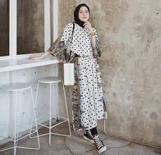Satu model yang paling banyak diburu sampai saat ini adalah model baju batik kombinasi yang digunakan untuk menghadiri acara pesta maupun untuk. 10 Model Baju Batik Terbaru Dan Kekinian Untuk Remaja