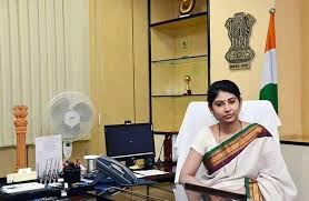 Meet The Youngest Ias Officer To Be Appointed To A Cm S Office Smita sabharwal, the youngest ias officer at cmo is immensely respected by her people for all the work and is lovingly addressed as 'people's officer'. meet the youngest ias officer to be