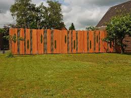 Sichtschutz Mit Farbakzenten Inspiriert Durch Die Umgebung Und Die Natur Sichtschutzelemente Garten Garten Ideen