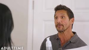 Savannah Sixx Shows Tommy Gunn Her Sexy Massage Skills - XNXX.COM