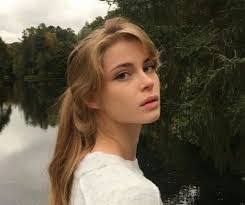 Lea Lawrence's Instagram, Twitter & Facebook