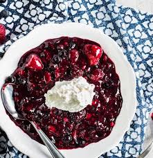 Danische Rote Grutze Mit Sahne Foodboom Rezept Lebensmittel Essen Grutze Rote Grutze