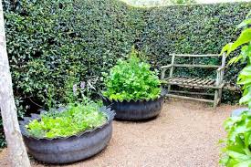 Creative Gardening Tips Plant Containers From Old Car Tires Containers Creative Gardening Plant Tires Kubelpflanzen Diy Gartendekoration Gartentipps