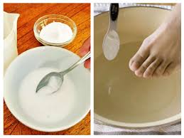 Sub formă de pulbere albă, principalele sale roluri sunt ca praf de copt pentru prăjituri şi element de bază în construirea extinctoarelor cu dioxid. Impotriva BÄƒsicilor De La Maini Cat Si De La Picioare Un Remediu La IndemanÄƒ Si Foarte Eficient Este Bicarbonatul De Sodiu Natural Remedies Remedies Food