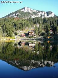 Lacul rosu(ghilcos)este cel mai mare lac de baraj natural care se afla la altitudinea de 980 m,in apropierea cheilor bicazului,la o distanta de cca 26 km numele de lacul rosu provine de la gresia rosie tertiara,usor dezagreagabila transportata de raul rosu, care a vopsit in rosu imprejurimile pana. In Jurul Lacului Rosu Si Pe Varful Suhardul Mic Impresii DescoperÄ Lacu RoÈu Lacu RoÈu Amfostacolo