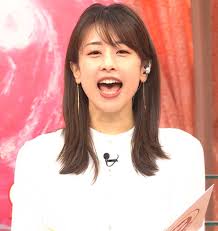 彼女の 艶めく 素肌と 大胆な ポーズ-全てを魅了する