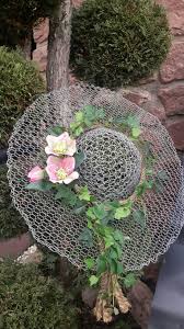 Auf dieser seite gibt es einige dekoideen aus unserem garten zu entdecken. Hasendrahthut Schone Deko Fur Den Garten Modell Bella Garden Whimsy Garden Art Garden Ornaments