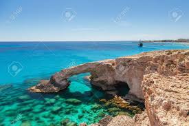 600 m vom sandstrand entfernt ist das hotel napa plaza. Schone Naturliche Felsbogen In Der Nahe Von Ayia Napa Cavo Greco Und Protaras Auf Zypern Insel Mittelmeer Legendary Brucke Liebhaber Erstaunlich Blau Grun Meer Und Sonnigen Tag Lizenzfreie Fotos Bilder Und Stock